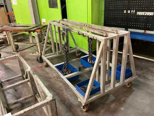 Cadre avec chaînes de levage et dispositif d’inclinaison