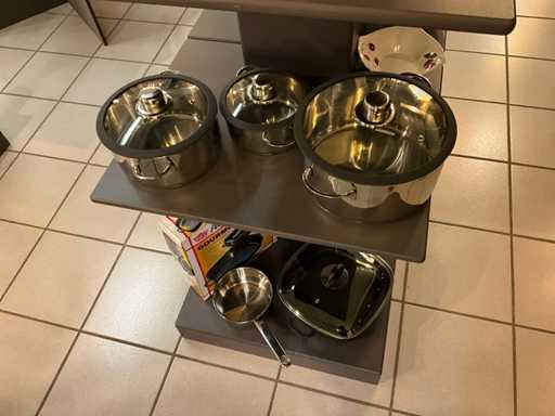 Chaudron en ssw (4x) + poêle gourmet carrée avec couvercle par balle)