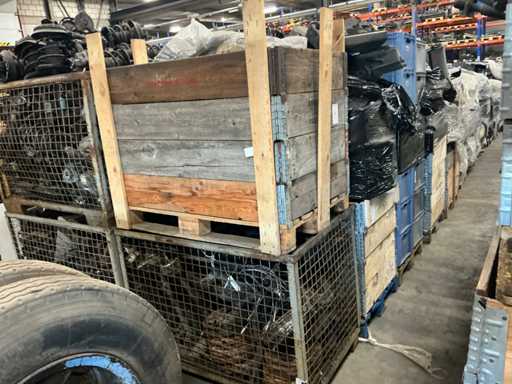 Batch of Mercedes-Benz auto parts