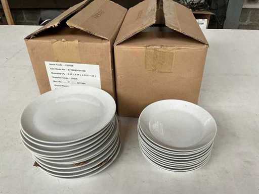 Assiettes « Royal » en mélange Fair Trade avec motif blanc en porcelaine