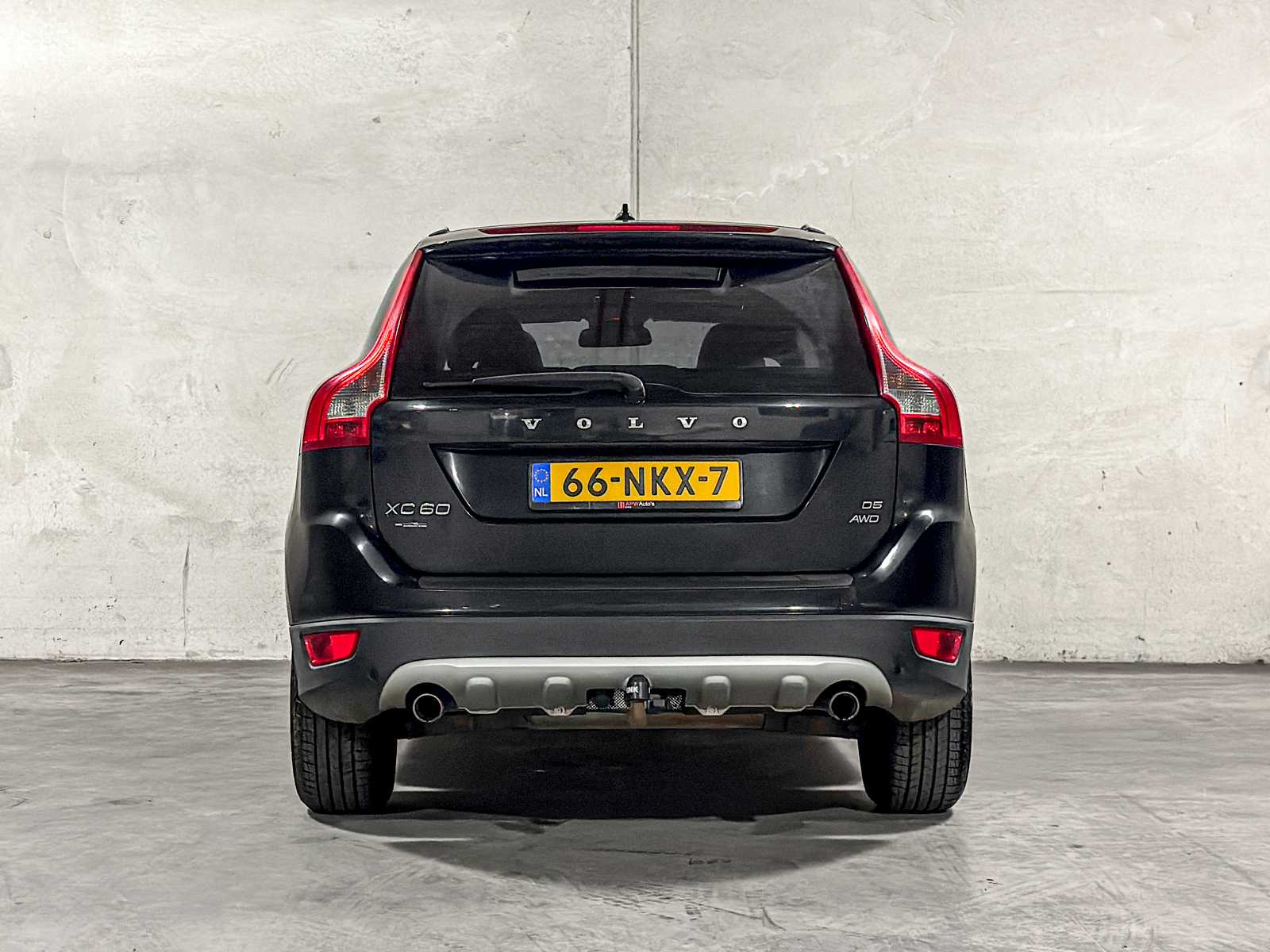 Volvo XC60 2.4 D5 AWD R-Design 205pk 2010, 66-NKX-7 