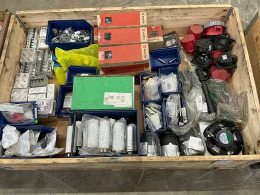 Batch of fasteners and miscellaneous