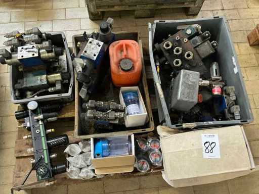 Stock d’accessoires, de pièces détachées et de stocks d’entrepôt