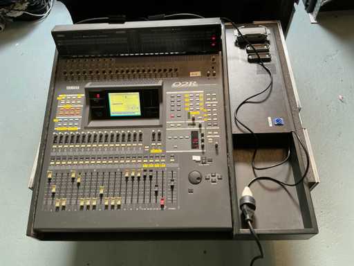 Console de mixage numérique Yamaha 02R 1996 