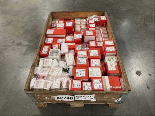 Legrand – Viel Elektroinstallationsmaterial
