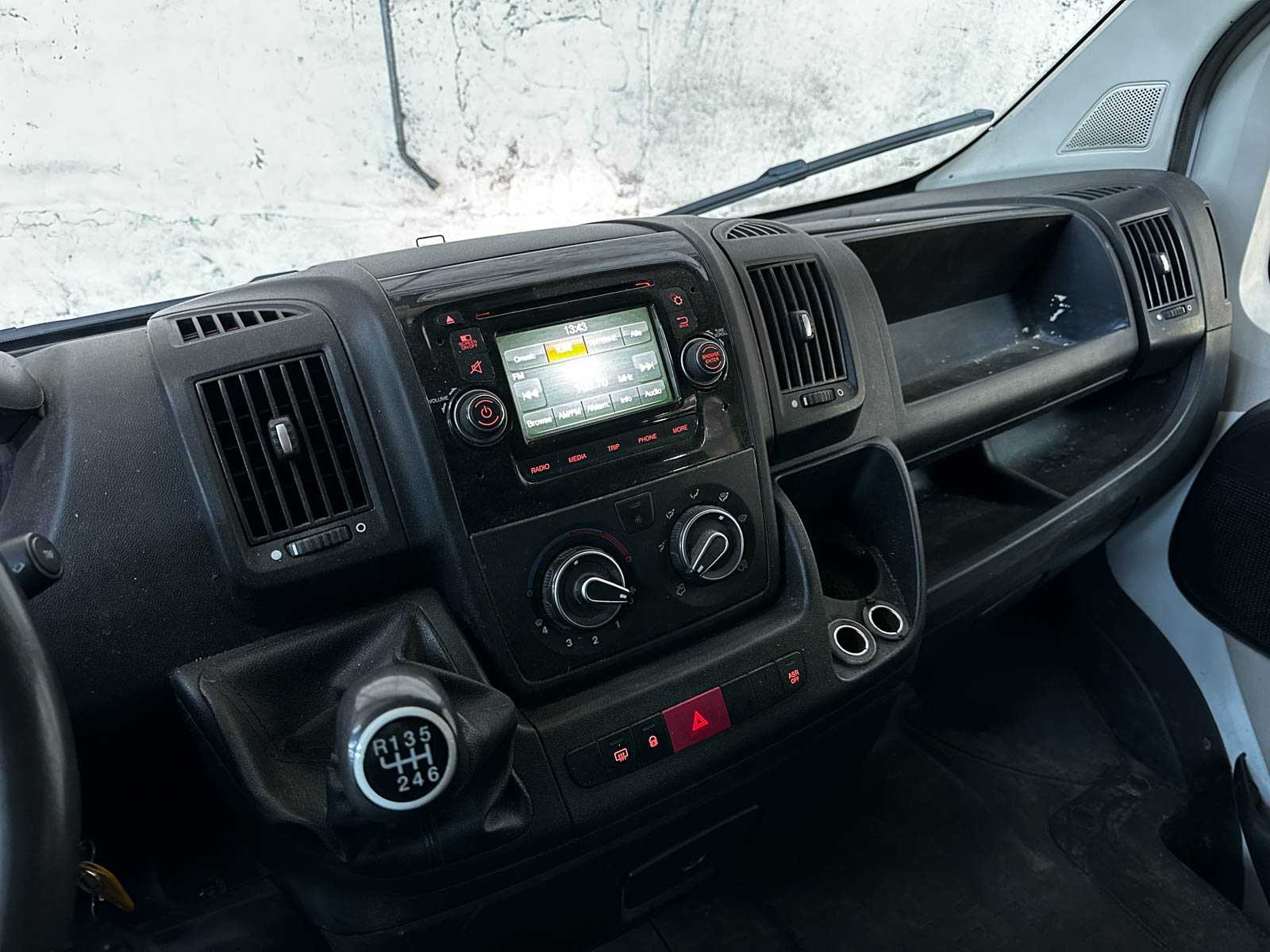 Peugeot Boxer 335 2.2 HDI L3H2 XR 150pk 2016 7-Persoons Bedrijfswagen, V-584-GT