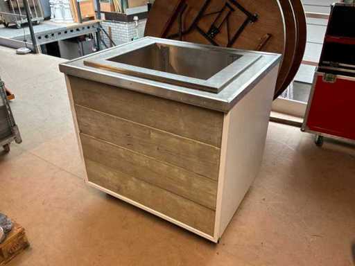 Wiadro z rozgniecionym lodem z otoczką