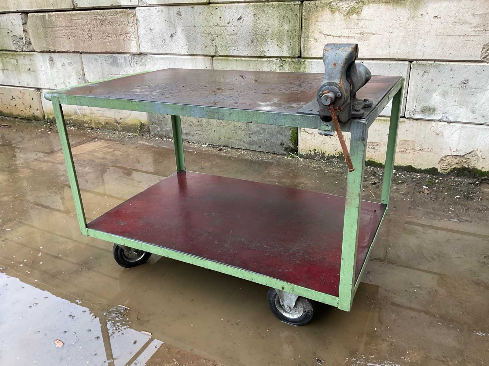 Mobile workbench with vice