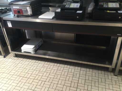 Arbeitstisch aus Edelstahl