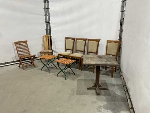 Petrecere de scaune ?i mese