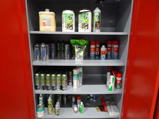 Partij onderhoudsmiddelen en spuitbussen, ca 190 verpakkingen