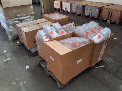   2 pallets UNIBOXES N130