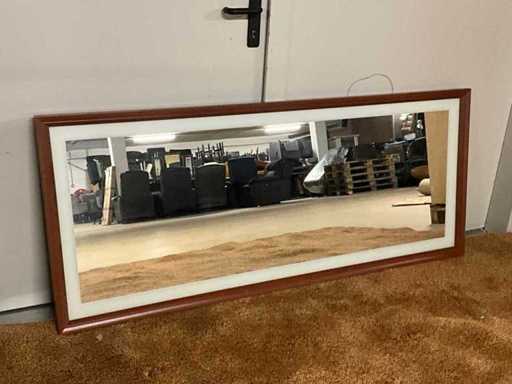 Oglindă în ramă de lemn