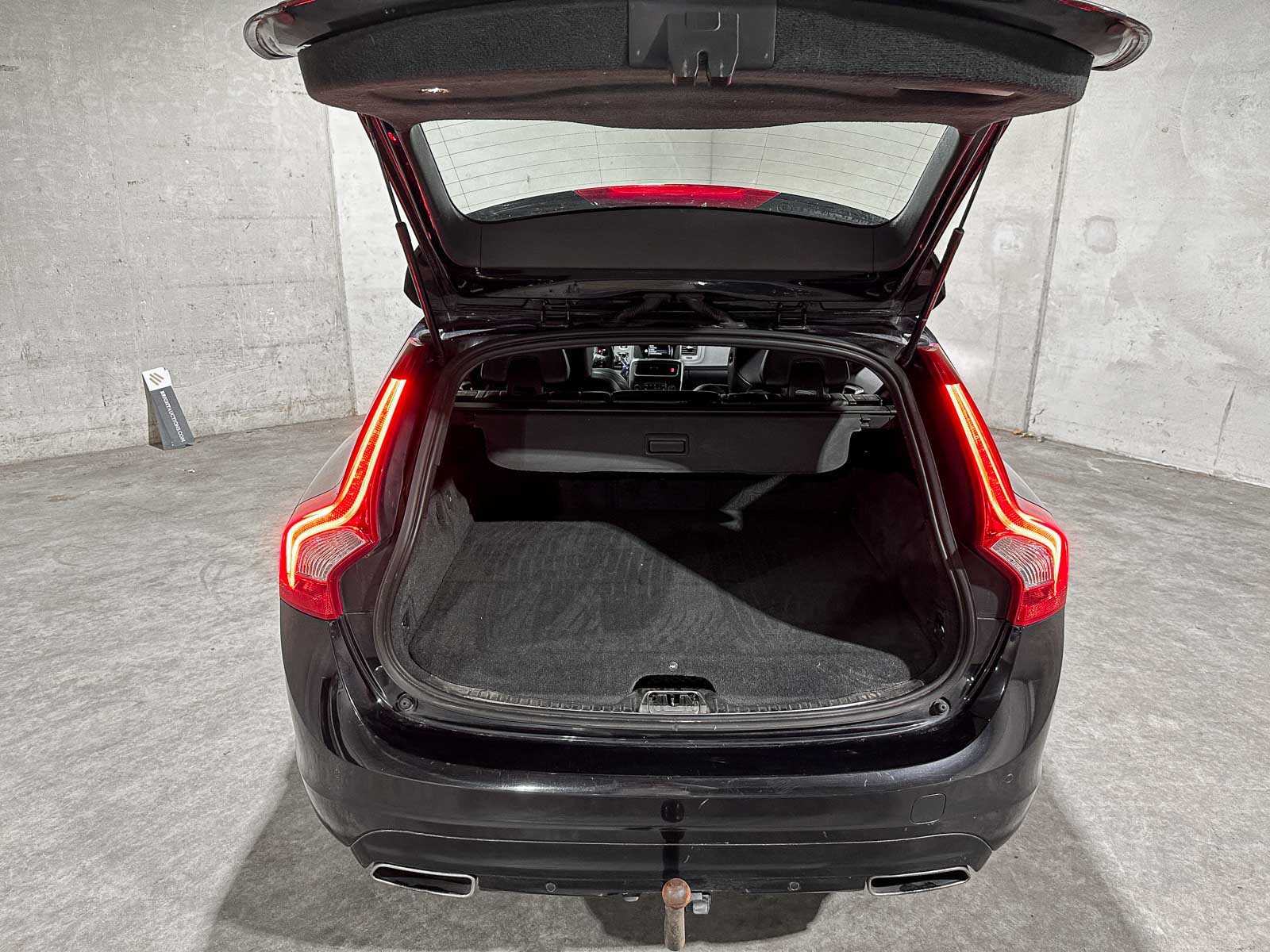 Volvo V60 2.4 D6 AWD Plug-In Hybrid Summum 215pk 2013 (Origineel-NL), 6-SVN-43