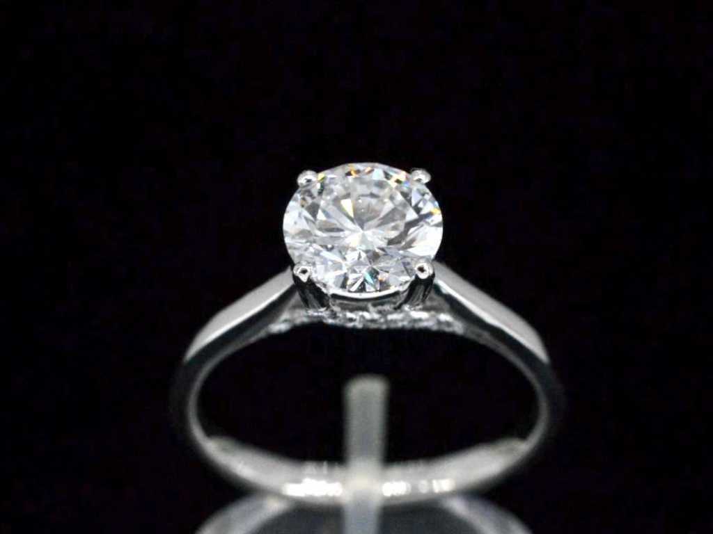 Platina solitair ring met een 1.80 carat briljant geslepen diamant