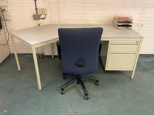 Bureau, chaise de bureau et armoires