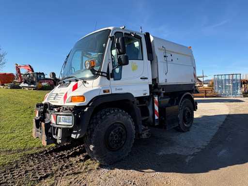 Mercedes-Benz Unimog U 400 balayeuse de rue (année 2012)
