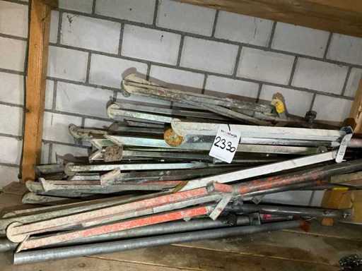 O mulțime de trepied pentru lămpi de construcții