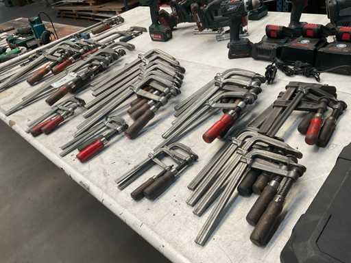 Charge von Plattenklammern