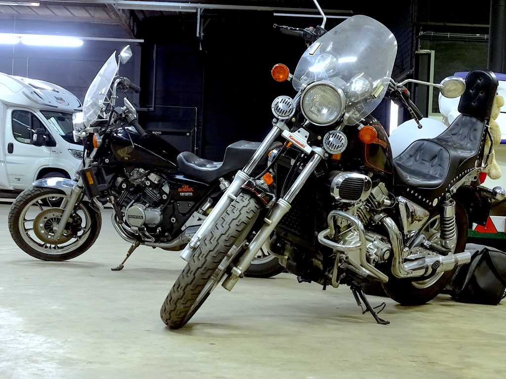 duo motorcycles Kawasaki Vulcan 750 & Honda V30 Magna 500