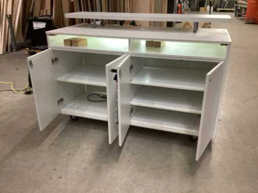 Contador móvil, iluminado con ruedas