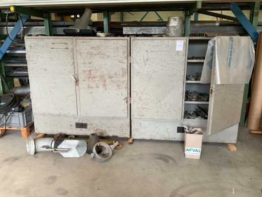 Armario de taller calefactado con contenido de herrajes de construcción (2x)