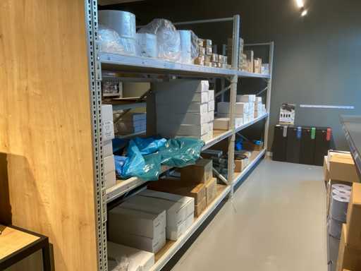 Inhoud stellingdeel met buisfolie, sluitgrip zakjes, vuilniszakken etc