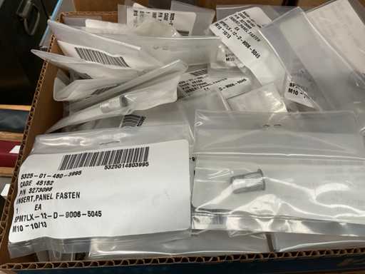 Insert de fixation de panneau de lot