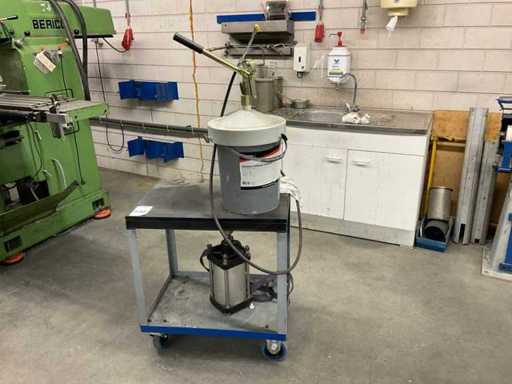 Kar met pneumatische vetpomp