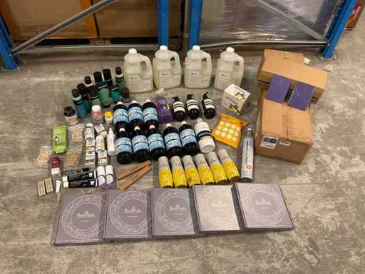 Un lot de diverse articole de consum și produse de îngrijire personală