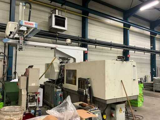 Machine de moulage par injection Toshiba 2001 avec bras robotisé STAR