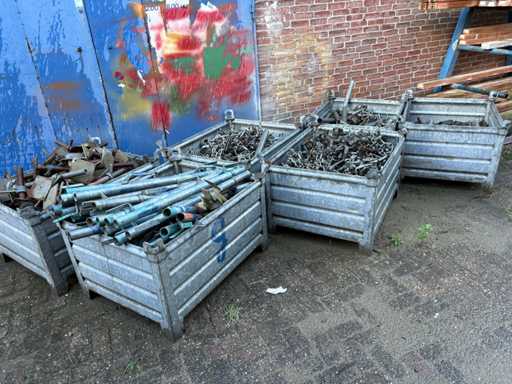 Batch of scaffolding parts