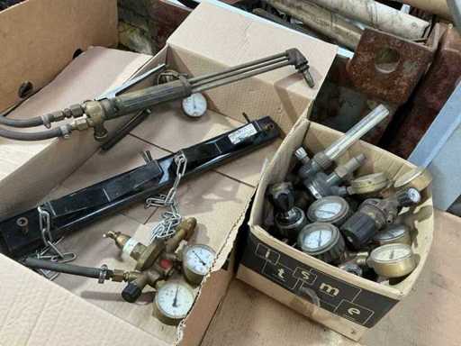 Oxy-fuel cutting torch set and accessories