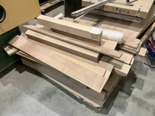 Verzaagde houten planken en balken