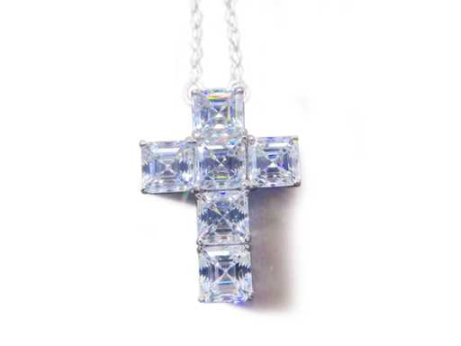 Cross pendant with high quality ash cut diamonds