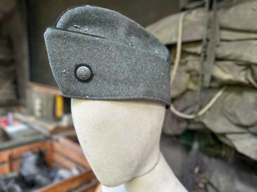 Partyjny strój wojskowy