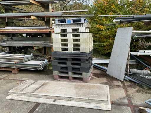 Palettes en plastique et plaques de route