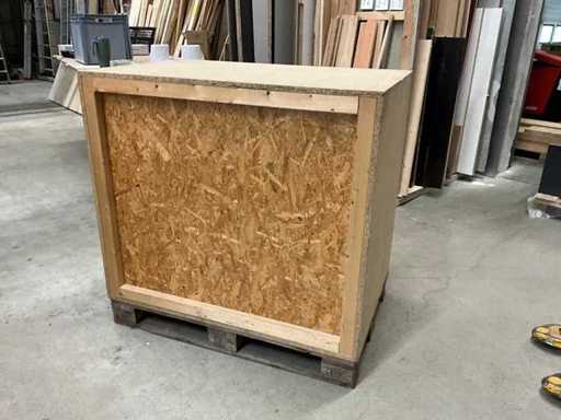 Drewniana skrzynia transportowa na palecie