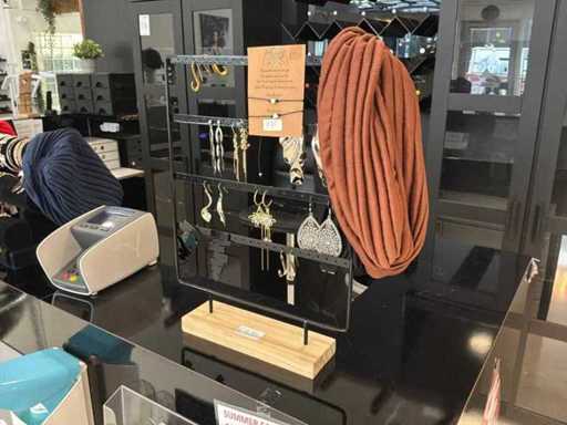 Lunettes de soleil, présentoirs et accessoires