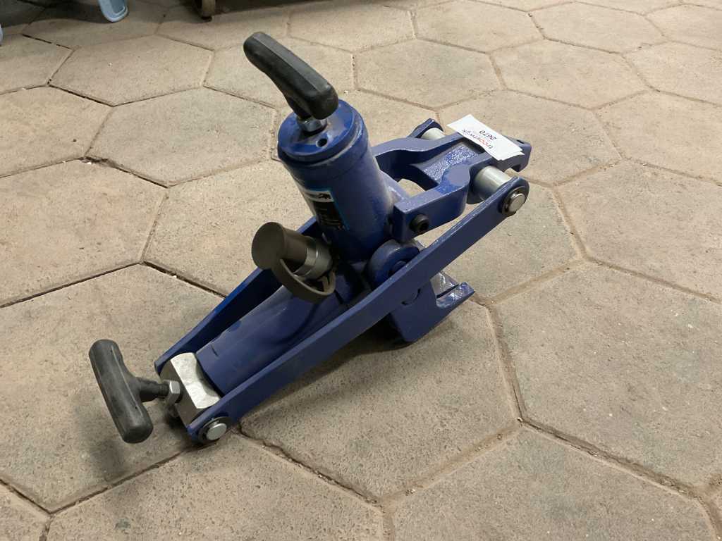 Hydraulic bead breaker
