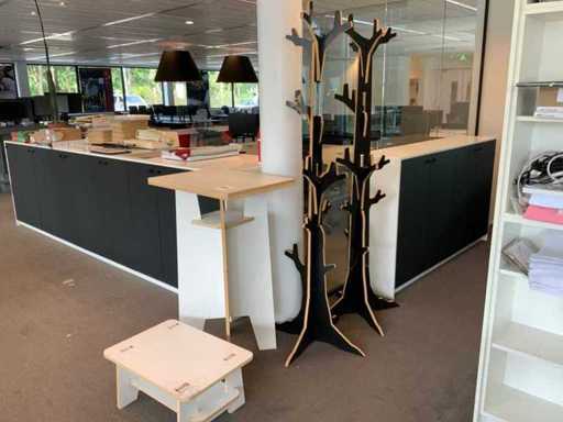 Porte-manteaux et tables (4x)