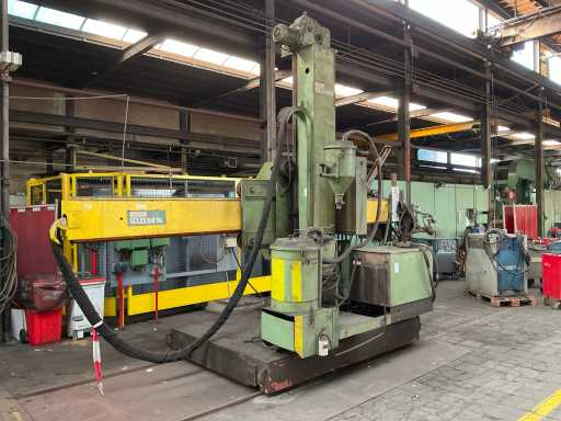 Oerlikon Soudometal Welding Column with Lincoln Idealarc DC-1000 welding column