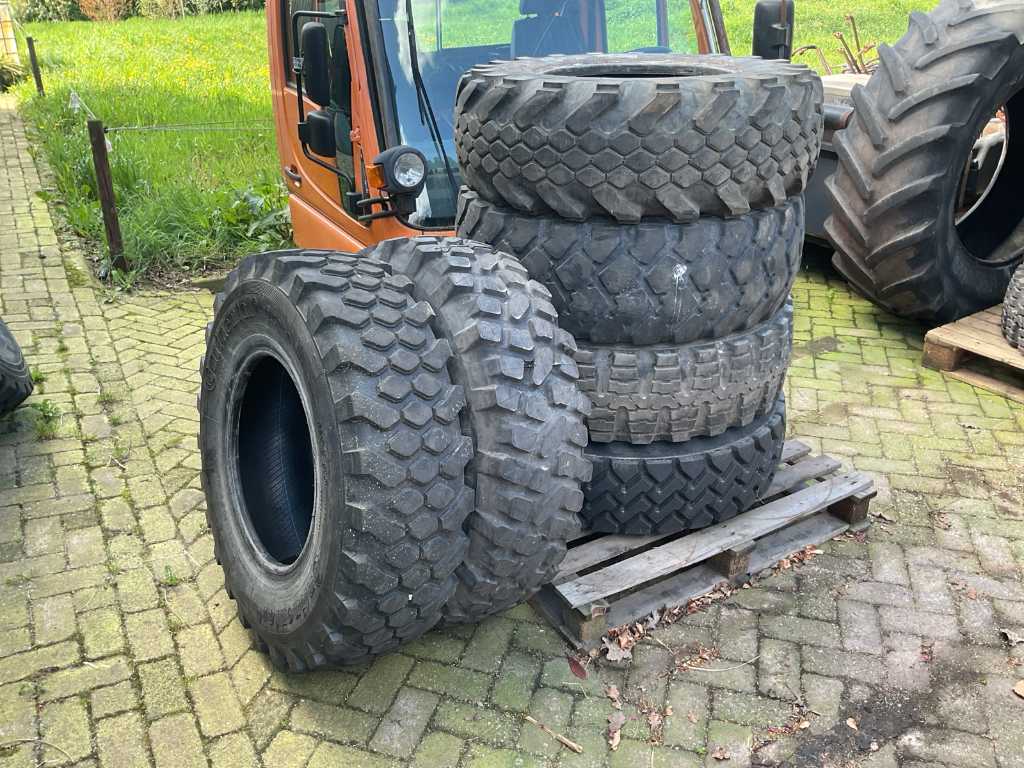 Various tyres 12.5R20 (6x)