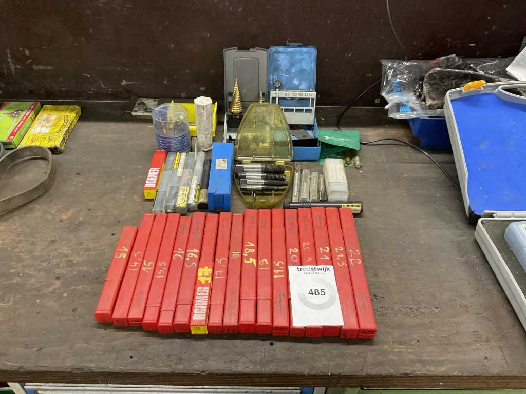 Batch of drilling and milling tools
