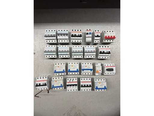 ABB, Chint, Geyer, Hager - Componenti per quadri di distribuzione inclusi interruttori per perdita di terra e interruttori principali (21x)