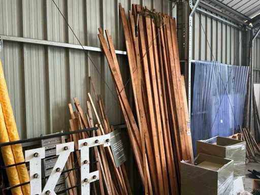 Diverses planches et lattes de bois (environ 35 fois)