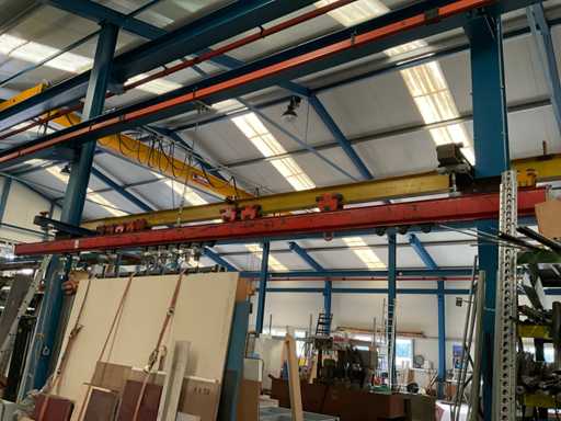 Rail de transport avec rouleaux de transport et chariots