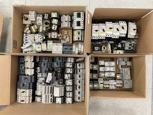 Siemens Batch of circuit breakers and contact blocks