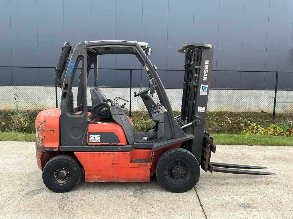 2001 Nissan FD02A250 Chariot élévateur