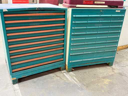   2 Schubladenschränke mit Inhalt